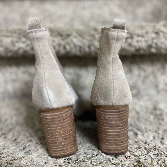 NWOB Marc Fisher Suede Pointed Toe Ankle Boot Taupe Grey color Oshay size 4.5 - Picture 5 of 7